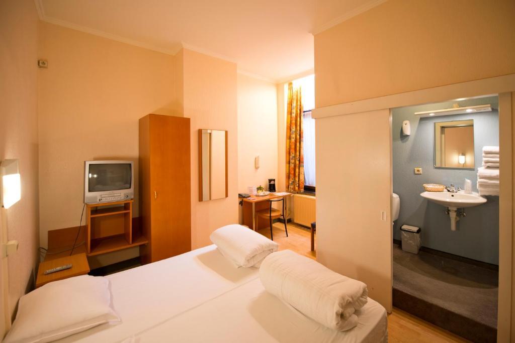 Hotel Gasthof 'T Zweerd Ypres Room photo
